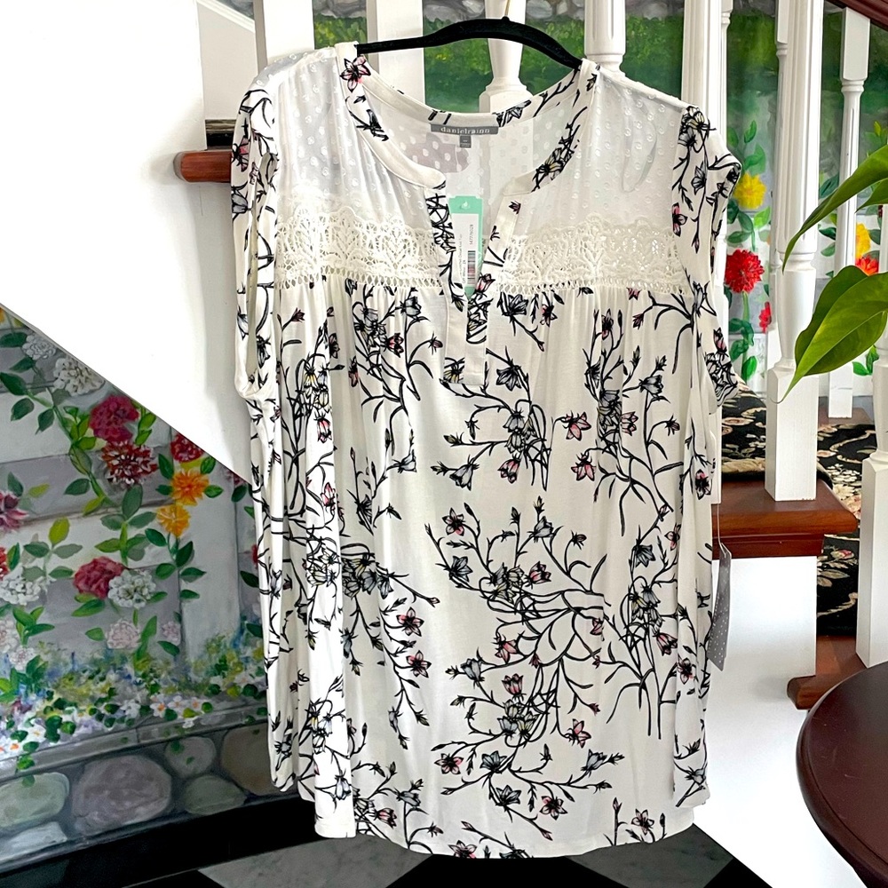 Super cute NWT Daniel Rainn top. Cap sleeve.